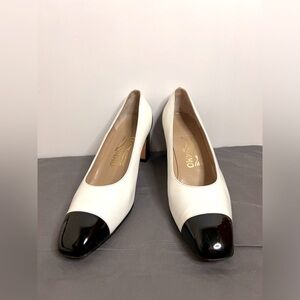 SALVATORE FERRAGAMO white & Black  leather cap-toe heel pump sz 9 AA